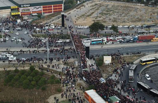 Binlerce kişi sıkıştı: Bariyerleri yıkıp geçtiler!