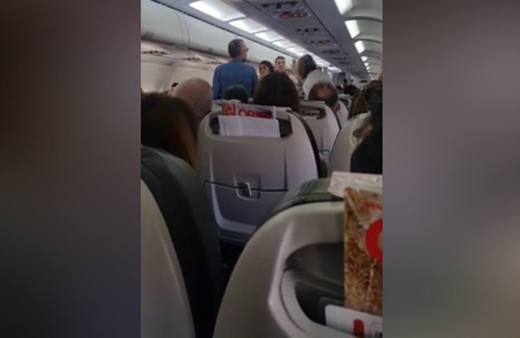 Bodrum uçağında inanılmaz olay! Yolcuların öpücük kavgası