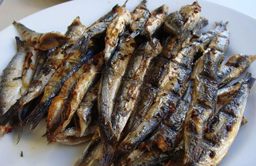 Çekmeköy'de 10 ton hamsi dağıtıldı