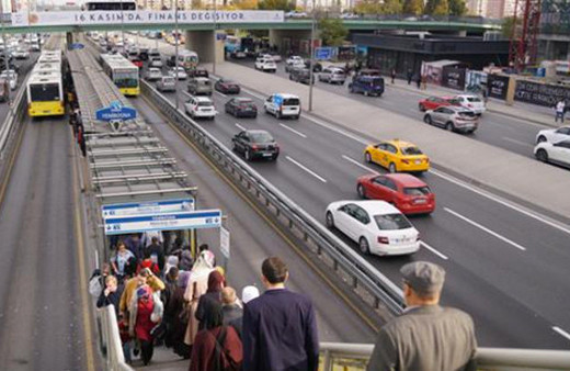 Yok böyle kurnazlık! Metrobüs turnikesinin önünde bekle köşeyi dön