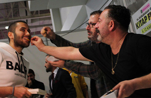 TÜYAP kitap fuarında Cem Yılmaz fırtınası "Kasetim çıkmış"