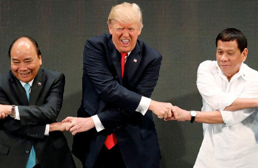 Trump ne yapacağını bilemedi o anlar böyle görüntülendi