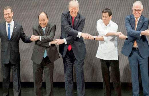 Trump ne yapacağını bilemedi o anlar böyle görüntülendi