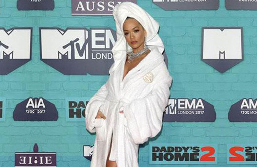 Bornozla geldi geceye damga vurdu!