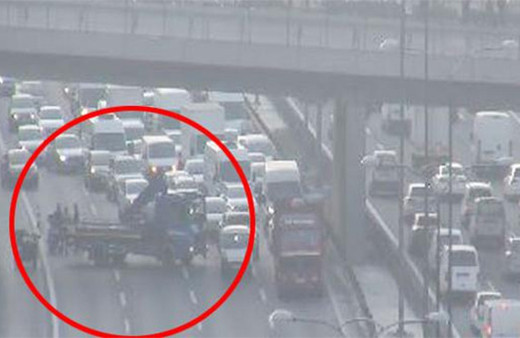 İstanbul'da trafik yoğunluğu: Çekiciyle kapattılar!