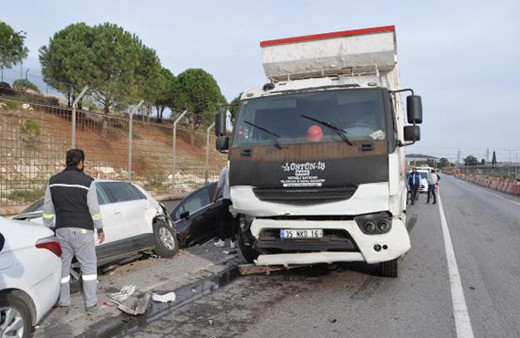 Kontrolden çıkan kamyon 7 otomobili biçti!