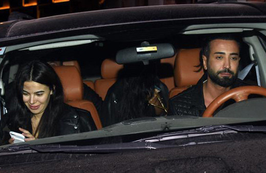 Asena yine yakalandı! Flaşlar patlayınca şoke oldu