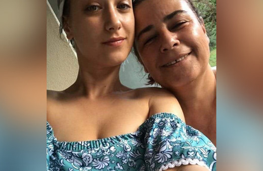 Hazal Kaya'nın annesi Ayşegül Kaya kimdir kanser oldu son durumu ne