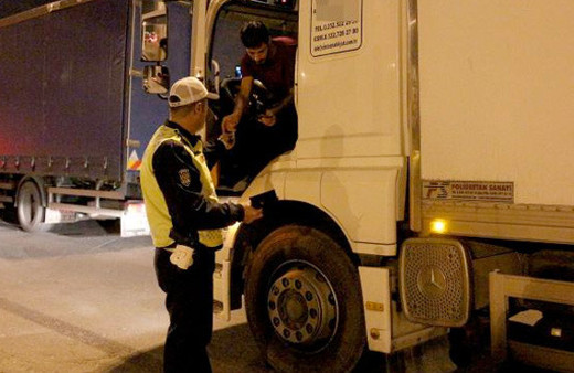 Köprüden kaçak geçmeye çalışan sürücülere ceza yağdı