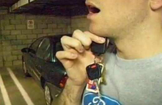 Arabanızın anahtarını alın çenenizin altına koyun bakın neler olacak