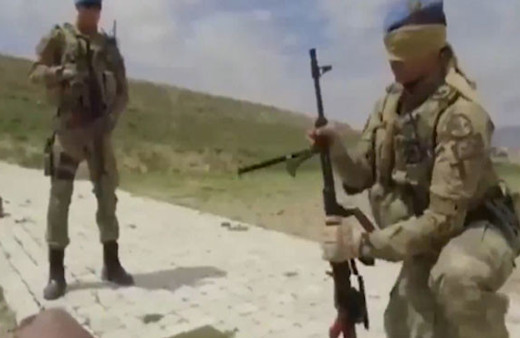 Gözü bağlı Mehmetçik 2 dakikada makineli tüfeği söküp takıyor