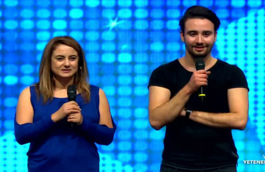 Anne ve oğlunun yaşları şaşırttı!