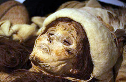  Arkeologlar altın rengi maskeli mumya buldu