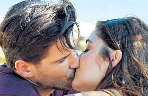 Öpüşme sahnelerine sinirlendi Almeda Abazi Siyah İnci setini bastı