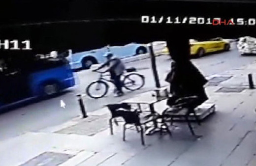 Hafriyat kamyonu bisikletliyi ezdi! O anlar kamerada