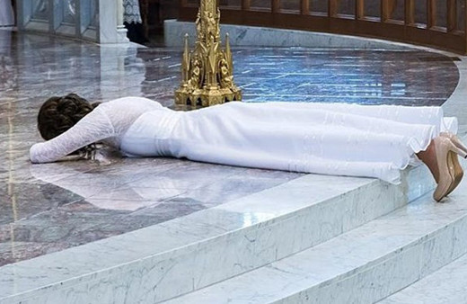 Asla cinsel ilişkiye girmeyecek çünkü kendini Hz. İsa'nın karısı sanıyor