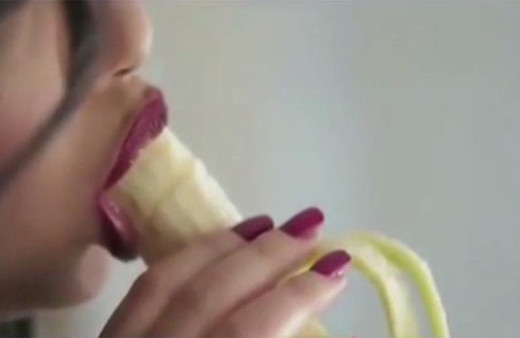 Ünlü şarkıcı klibinde muz yediği için tutuklandı