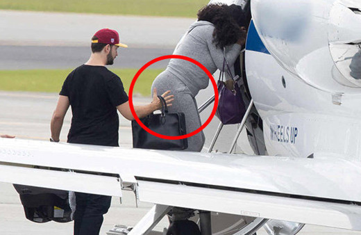 Dünya bu görüntüyü konuşuyor! Eşini böyle itekledi