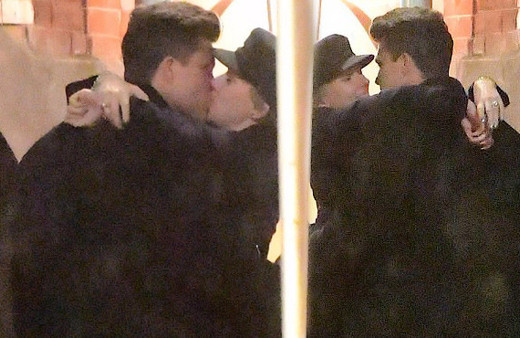 Kimseyi umursamadılar! Sokak ortasında öpüştüler