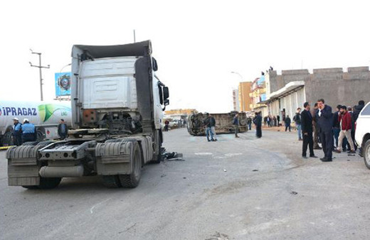 TIR ile öğrenci servisi çarpıştı: Çok sayıda yaralı var!