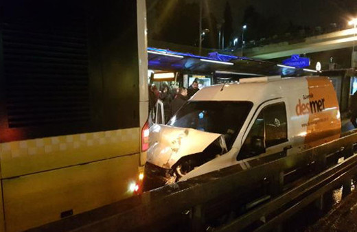 Metrobüs yolunda kaza: Seferler yapılamadı!