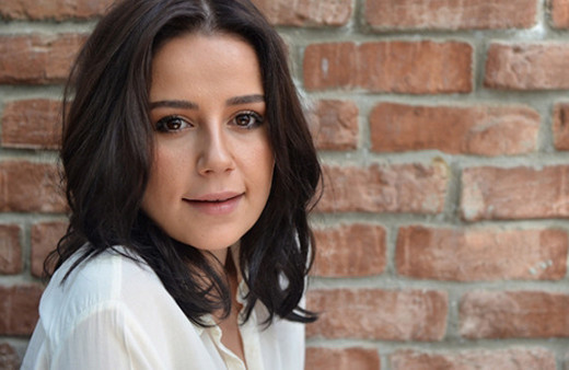 Merve Özbey'in yüzüne ne olmuş öyle bir de dekoltesine bakın