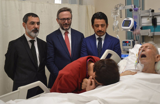 Koreli Ayla manevi babasına kapanıp ağladı hem de ağlattı