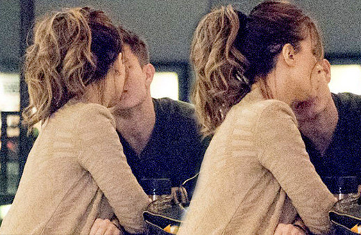 22 yaş küçük sevgilisini öpmeye doyamadı!