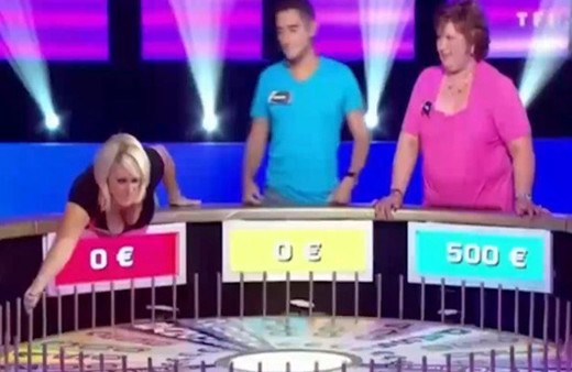 Çarkıfelek'te kadın yarışmacının dekoltesi kanal yönetimine zor anlar yaşattı