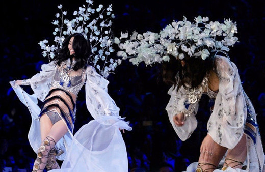 Yılın defilesine damga vuran olay! Rezil oldu