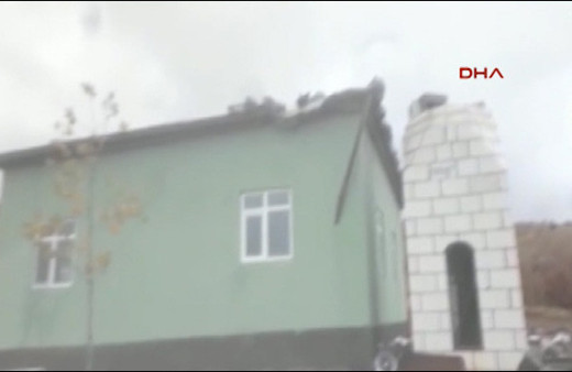 Yıldırım düşen cami minaresi yıkıldı