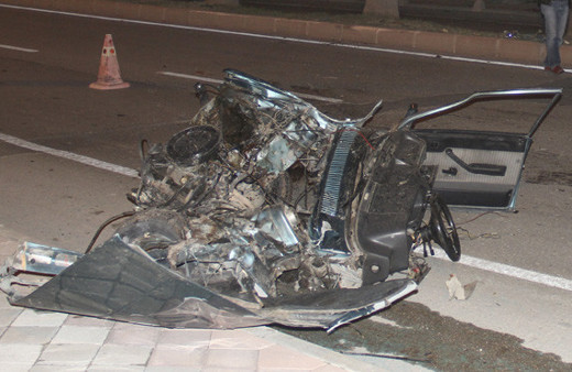 Adana'da ikiye ayrılan otomobilde 5 kişi vardı