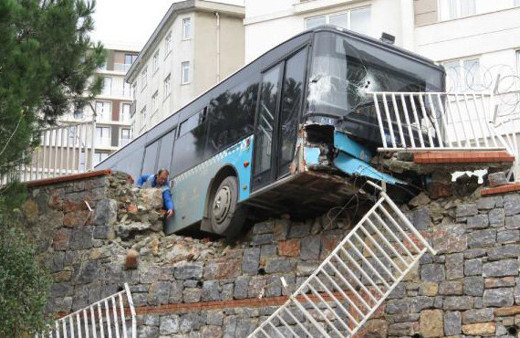 Faciaya ramak kala! Otobüs okulun duvarına girdi