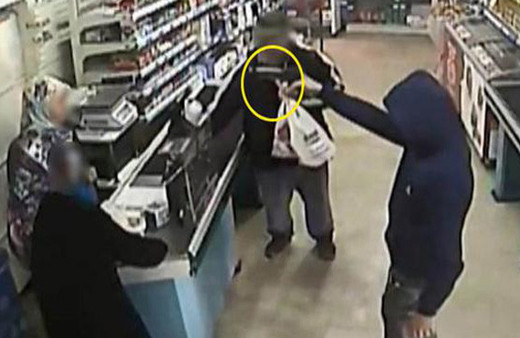 Market soyulurken alışverişe devam ettiler