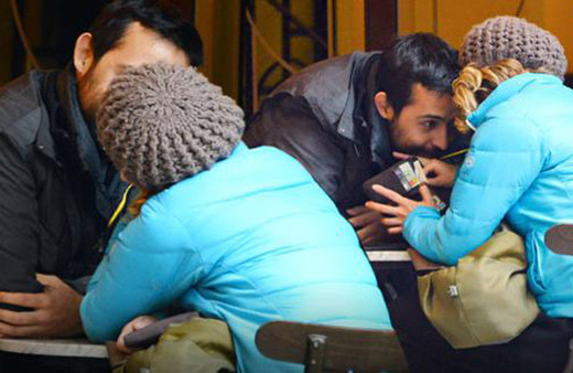 10 yaş küçük sevgilisiyle dudak dudağa!