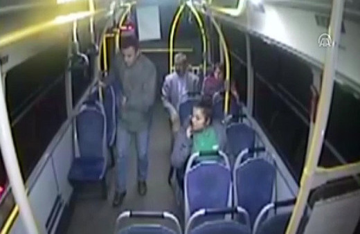 Halk otobüsü şoförü, fenalaşan yolcuyu hastaneye götürdü