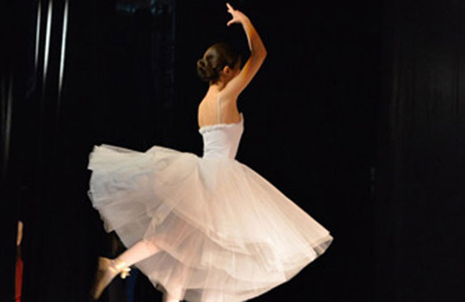 Üniversiteyi karıştıran iddia! Bale öğrencilerini kırbaçla...