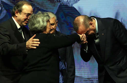 Meltem Cumbul elini sıkmamıştı Erdoğan annesinin elini öptü