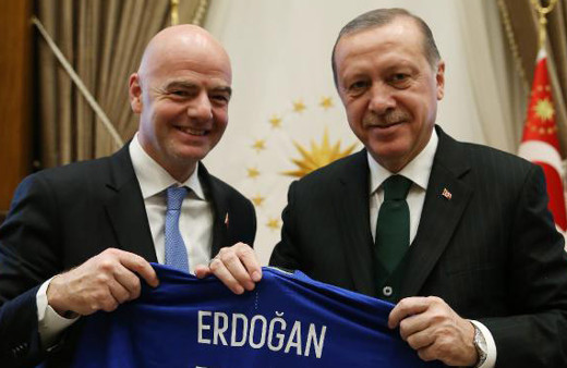 Beştepe'de sürpriz konuk! Erdoğan'a forma hediye etti