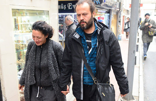 Gitaristiyle el ele yakalandı!