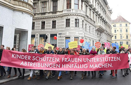 Kürtaj kaldırılsın diyerek sokağa çıktılar