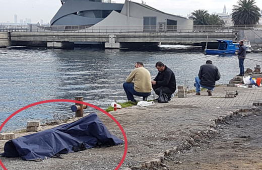 Cesede umursamadan balık tutmaya devam ettiler!