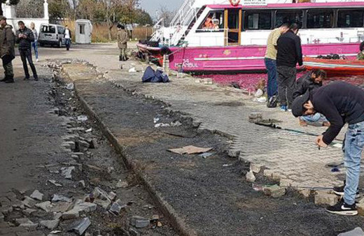  Denizden çıkarılan cesede aldırış etmeden balık tutmaya devam ettiler