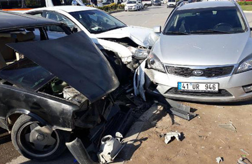 3 otomobil kavşakta çarpıştı: Yaralılar var!
