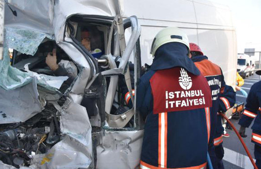 İstanbul-Ankara yolunda TIR devrildi! Trafik felç