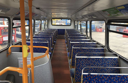 Evsizler için çift katlı otobüsü gezici otele dönüştürdü