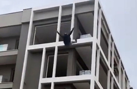 Metrelerce yükseklikten kendisini böyle boşluğa bıraktı!