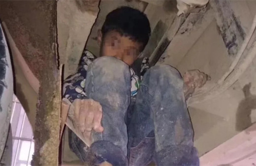 Çocuklar otobüsün altında 80 km gittiler