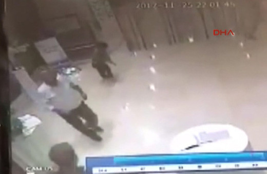 Çocuk otelde takın altında kaldı