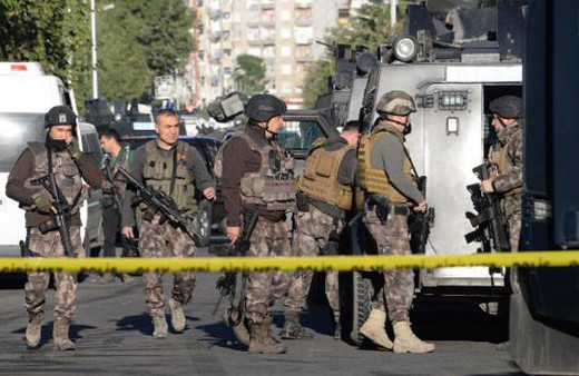 Diyarbakır'da PKK'nın hücre evine operasyon: 1 şehit